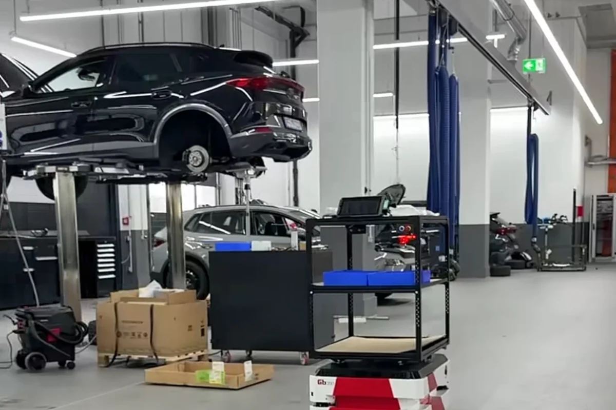 Gessbot Regal Fahrzeug in einer Werkstatt