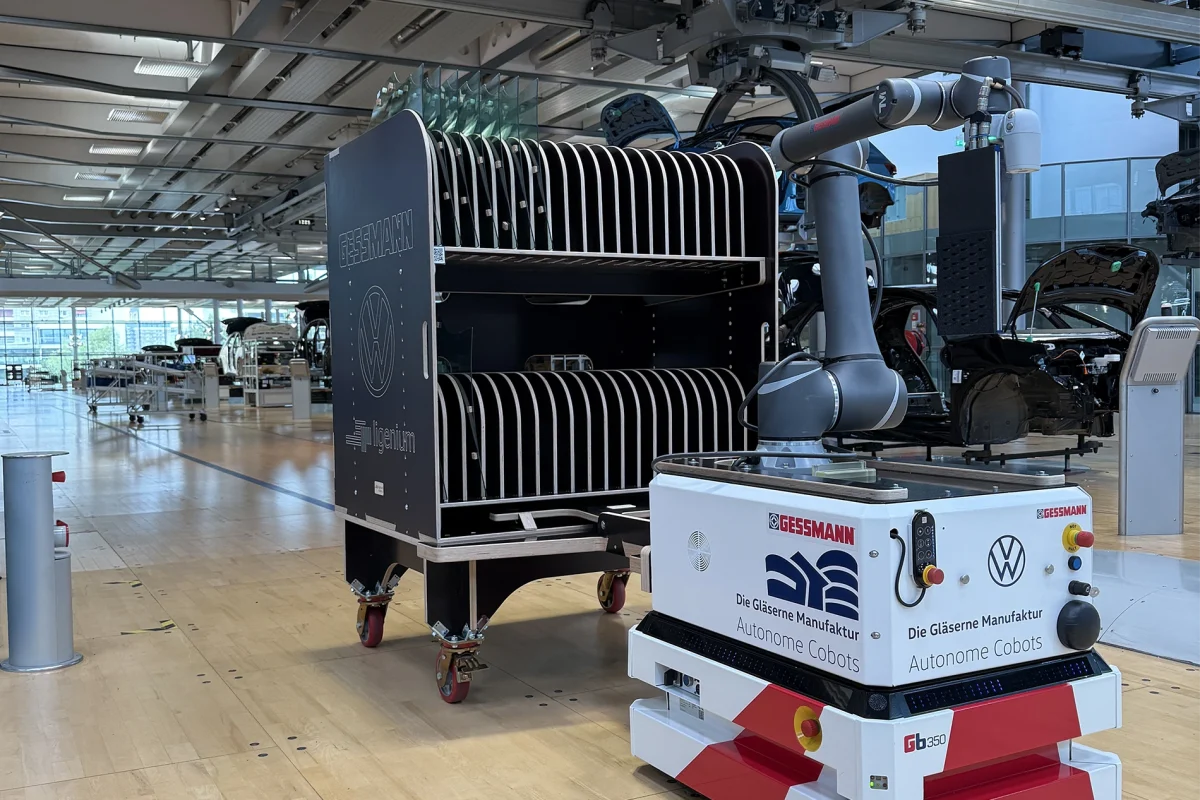 Gessbot mit Cobot bei VW Gläserne Manufaktur