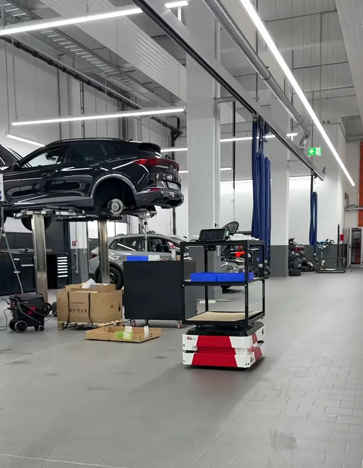 Gessbot Regal Fahrzeug in einer Werkstatt